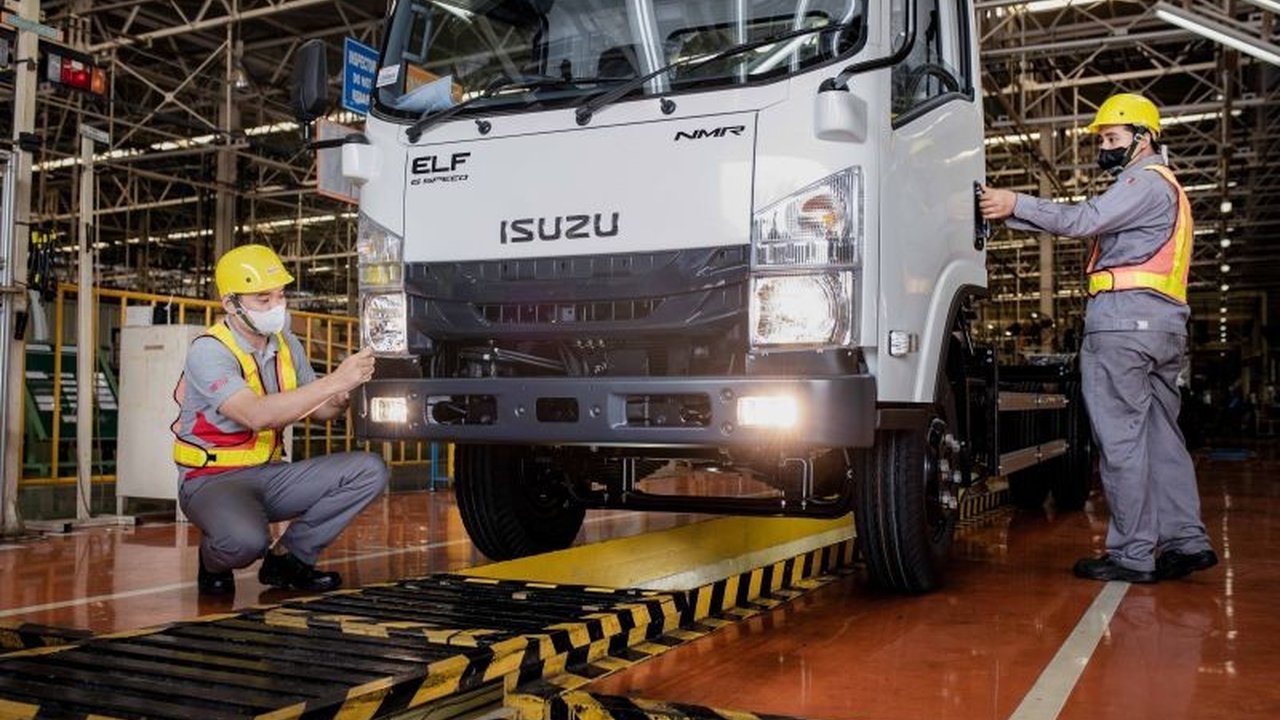 Jelang mudik Lebaran 2025, PT Isuzu Astra Motor Indonesia (IAMI) ingatkan pentingnya perawatan kendaraan komersial Isuzu untuk keamanan dan kenyamanan perjalanan, meliputi pemeriksaan rem, ban, mesin, dan kebersihan kabin serta pentingnya menghindari kele