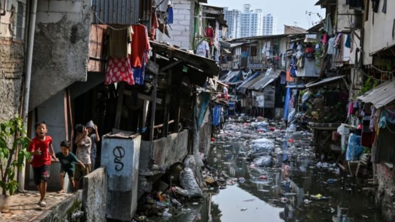 Pemprov DKI Jakarta menawarkan program bedah rumah sebagai alternatif relokasi bagi warga di RW kumuh yang enggan pindah, dengan memanfaatkan dana non-APBD atau CSR.