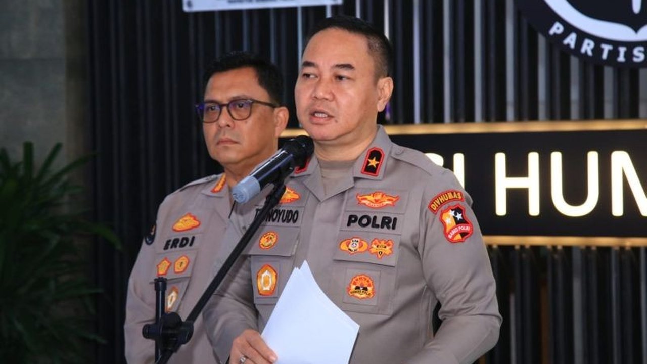 Tiga personel Polri gugur saat menggerebek judi sabung ayam di Lampung dan dimakamkan hari ini; Polri berkomitmen mengungkap kasus tersebut secara transparan.