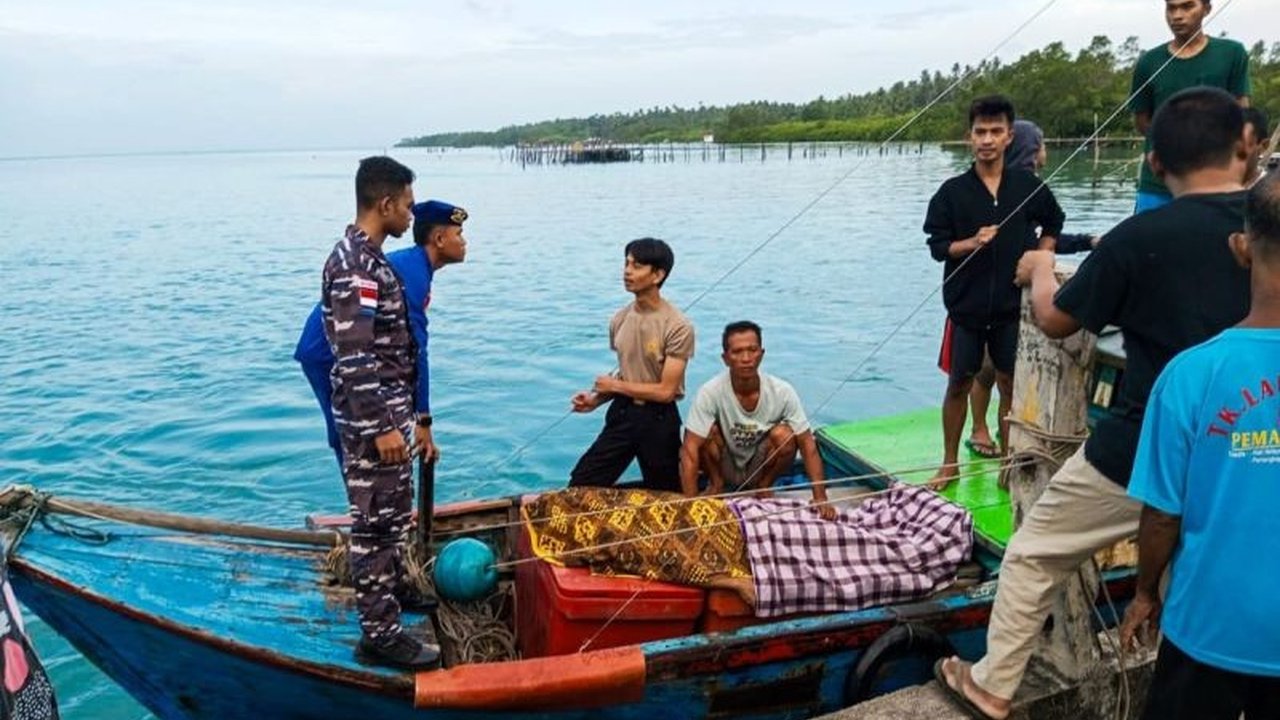 Tragedi KM Lyyra: Lanal Ranai Evakuasi ABK Kapal Terbakar di Natuna