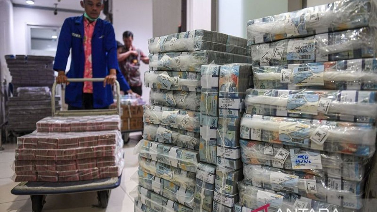 Kadin memprediksi perputaran uang selama libur Lebaran 2025 turun menjadi Rp137,9 triliun akibat penurunan jumlah pemudik dan faktor ekonomi lainnya.