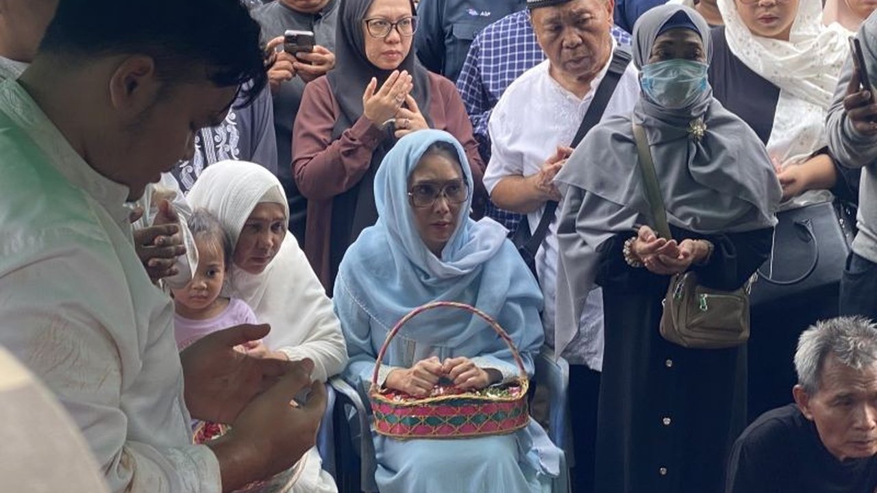 Rieke Diah Pitaloka dan Latief Sitepu turut hadir dalam suasana duka pemakaman Mat Solar, aktor senior yang meninggal dunia pada usia 62 tahun setelah berjuang melawan stroke.