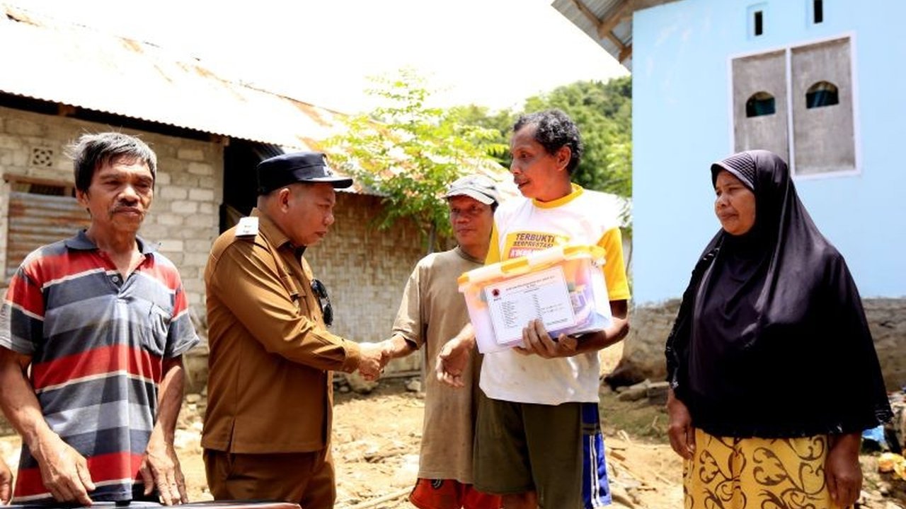 Wakil Bupati Bone Bolango, Risman Tolingguhu, menyalurkan bantuan bagi ratusan kepala keluarga yang terdampak banjir di Kecamatan Kabila Bone, Gorontalo, meliputi beras, selimut, dan keperluan bayi; pemerintah setempat juga mendirikan posko dan dapur umum