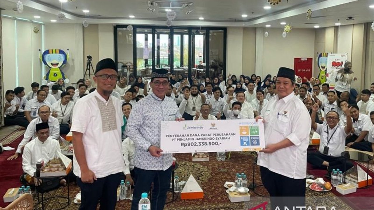 Jamkrindo Syariah menyalurkan zakat perusahaan senilai Rp902,3 juta melalui Baznas RI untuk program pemberdayaan ekonomi masyarakat, mendorong peran korporasi dalam menyejahterakan umat.