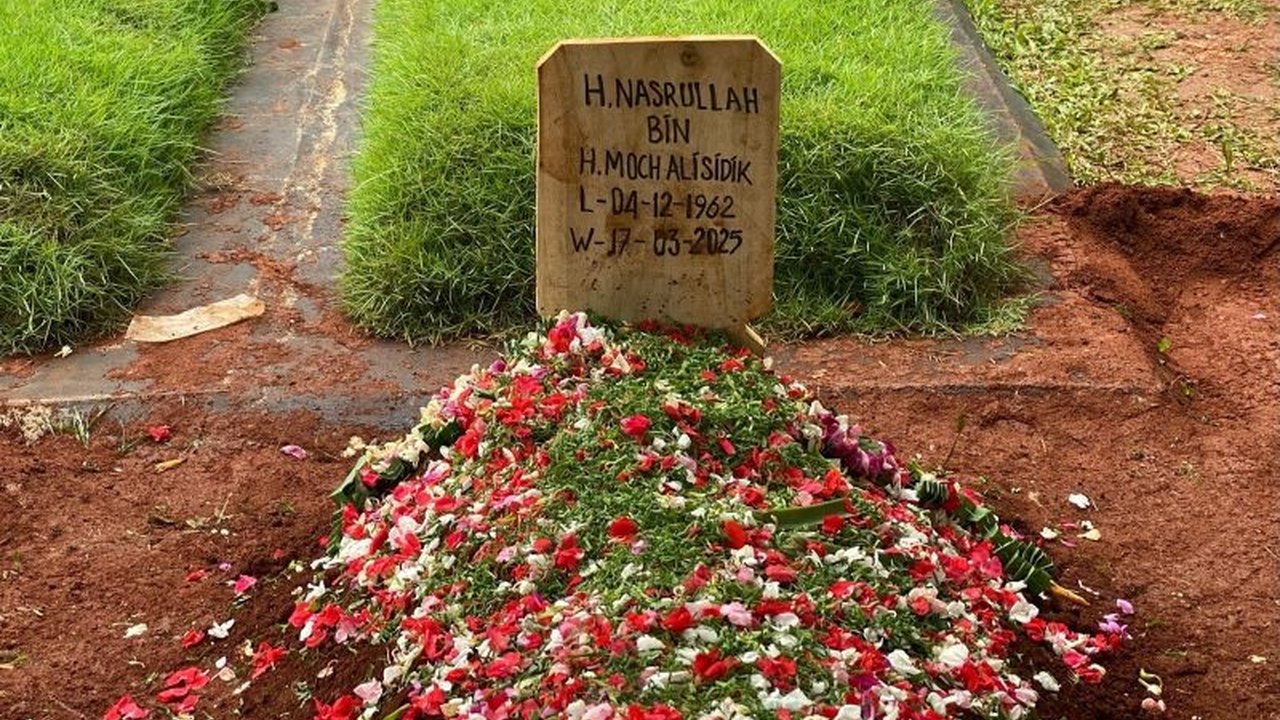 Aktor senior Nasrullah, yang dikenal sebagai Mat Solar, meninggal dunia pada usia 62 tahun setelah berjuang melawan penyakit stroke sejak 2017; pemakaman dihadiri oleh rekan-rekan artis dan keluarga.