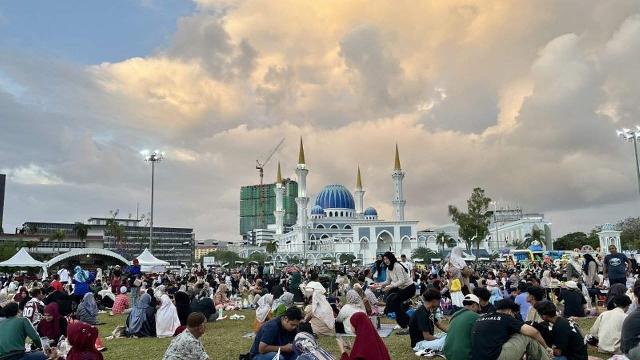Peningkatan signifikan pengunjung Bazar Ramadan Kuantan selama libur peringatan Nuzulul Quran, menandakan popularitas tradisi berbuka puasa bersama di tempat terbuka.