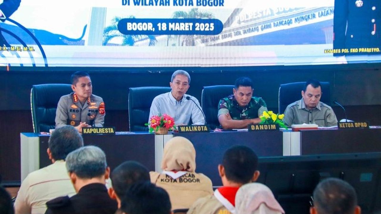 Wali Kota Bogor, Dedie A. Rachim, menyatakan 688 personel gabungan TNI-Polri, Satpol PP, dan Dishub akan mengamankan Lebaran 2025 di Kota Bogor melalui Operasi Ketupat Lodaya, dengan berbagai program terobosan untuk kenyamanan warga.