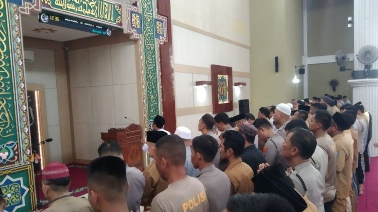 Polres Bangka Tengah menggelar salat gaib untuk mendoakan tiga anggota Polri yang gugur saat bertugas di Way Kanan, Lampung, sebagai bentuk solidaritas dan penghormatan.