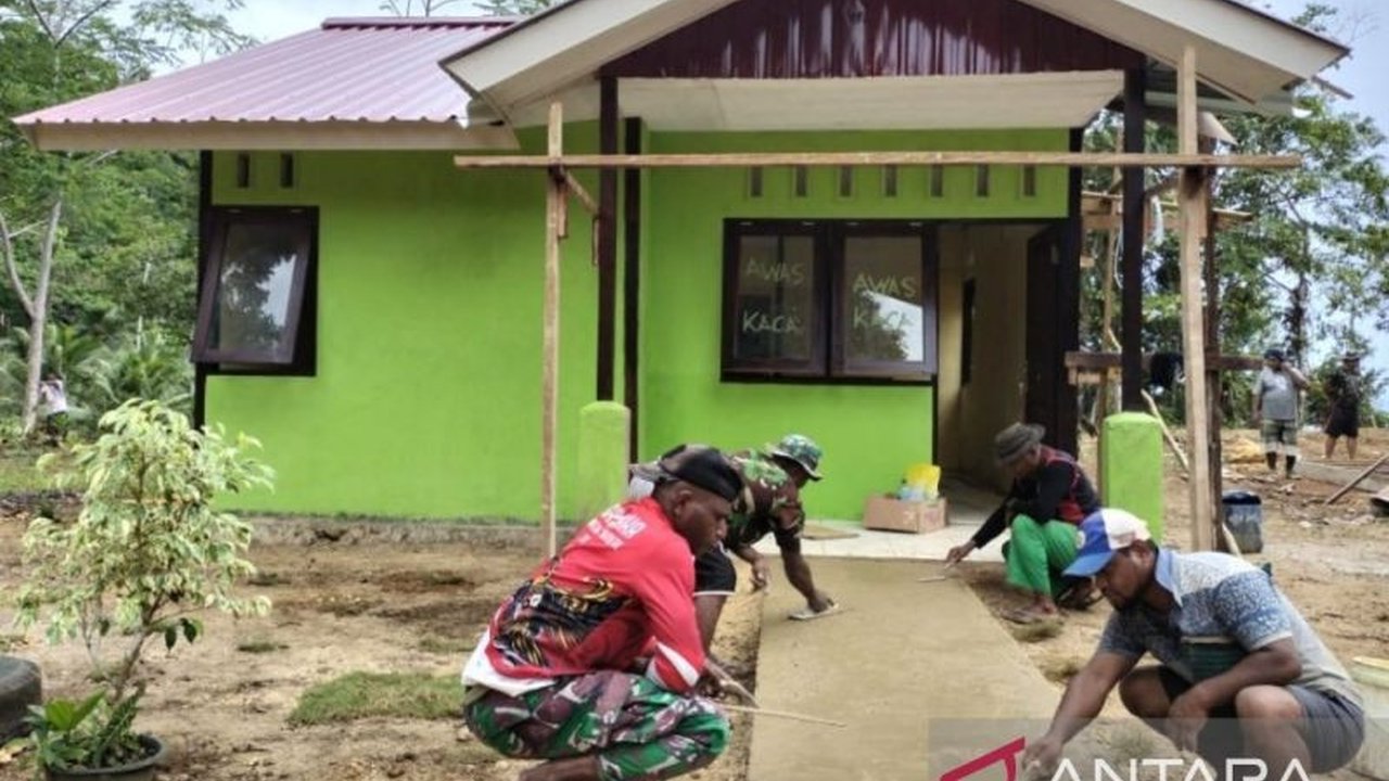 Satgas TNI Manunggal Membangun Desa (TMMD) ke-123 Kodim 1708/BN bersama warga Kampung Kbusdori, Biak Numfor, Papua, berhasil menyelesaikan pengecoran jalan yang meningkatkan aksesibilitas dan kenyamanan masyarakat.