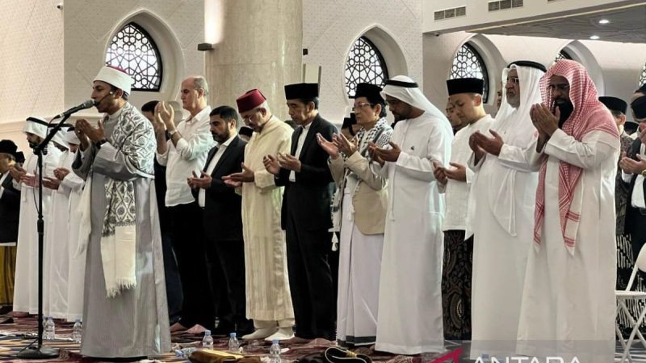 Menteri Agama RI, Nazarudin Umar, menyampaikan ceramah di Masjid Sheikh Zayed Solo pada peringatan Nuzulul Quran, menekankan Al-Quran sebagai tiket masuk surga dan panduan hidup.