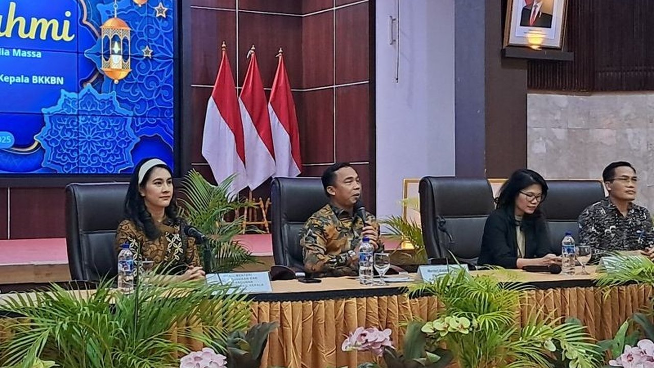Menteri Wihaji memaparkan tantangan bonus demografi Indonesia di depan para pimred, menekankan pentingnya peningkatan kualitas SDM, partisipasi perempuan, dan pengendalian kelahiran untuk meraih peluang emas ini.