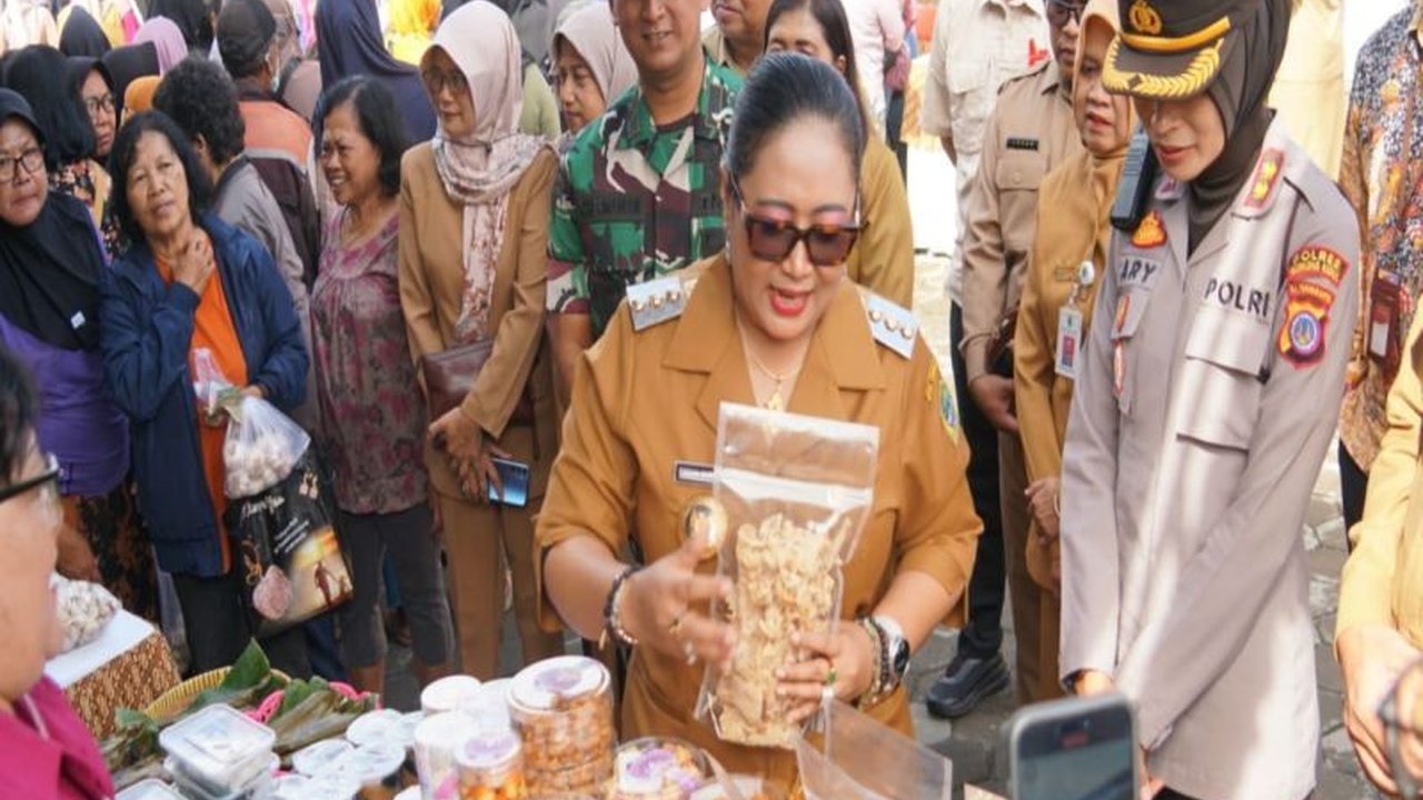 Pemerintah Kabupaten Gunungkidul menggelar gerakan pangan murah untuk menjaga stabilitas harga dan ketersediaan sembako menjelang Lebaran 2025, bekerja sama dengan berbagai pihak.