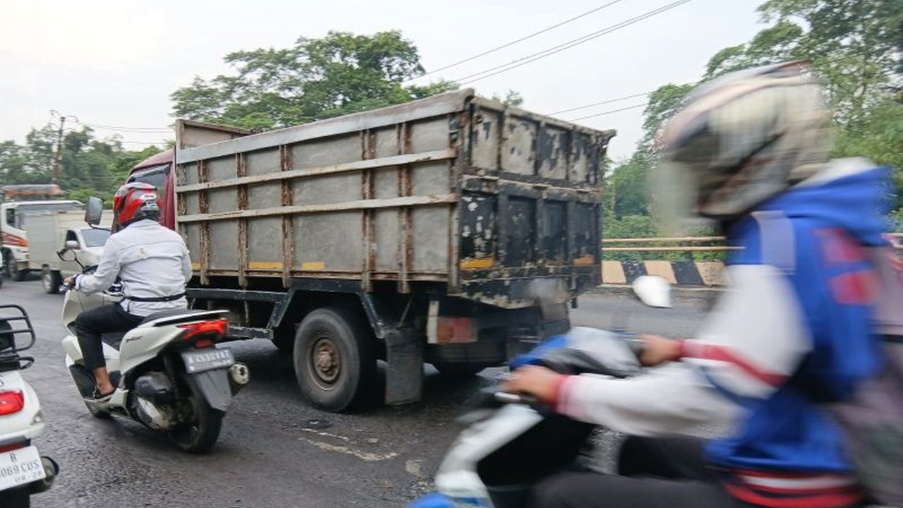 Polresta Tangerang memberlakukan pembatasan truk sumbu tiga atau lebih di Tol Tangerang-Merak mulai 24 Maret 2025 untuk mencegah kemacetan dan meningkatkan keselamatan selama arus mudik Lebaran.