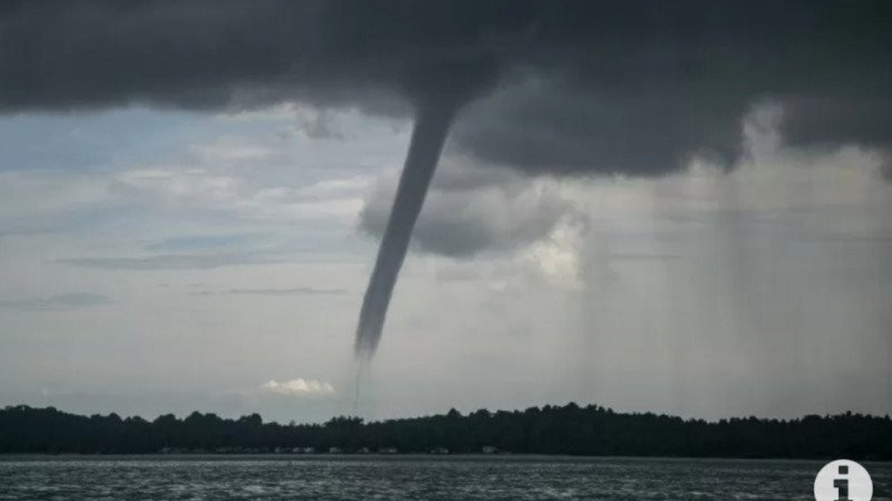 BMKG memperingatkan potensi cuaca ekstrem dan gelombang tinggi di Kepulauan Riau pada 18-21 Maret 2025, imbau masyarakat waspada bencana hidrometeorologi.