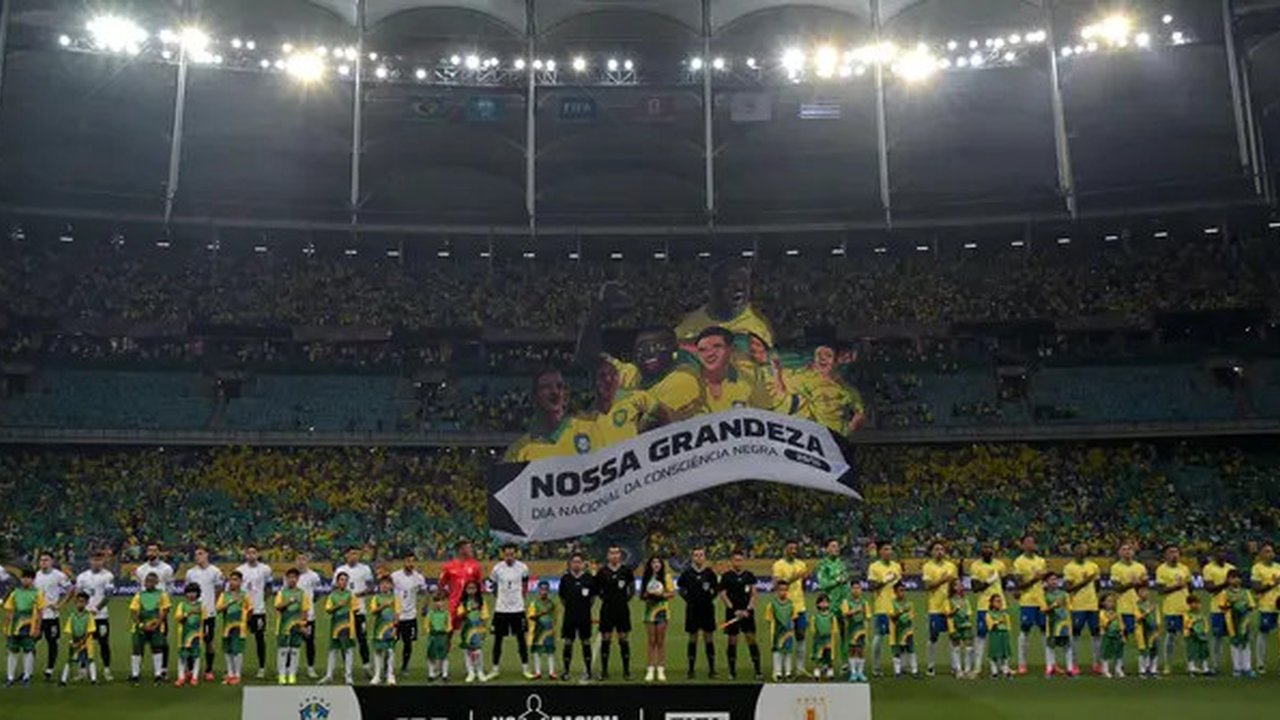 Para pemain Uruguay (kiri) dan Brasil berpose untuk berfoto sebelum dimulainya pertandingan sepak bola kKualifikasi Piala Dunia FIFA 2026 zona Amerika Selatan di stadion Arena Fonte Nova di S