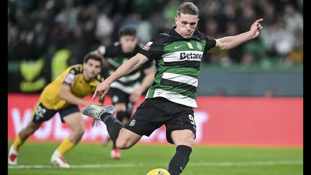 Pemain Sporting CP, Viktor Gyokeres mencetak gol ke gawang Estoril Praia melalui tendangan penalti dalam laga lanjutan Liga Portugal 2024/2025 di Stadion Jose Alvalade, Lisbon, Portugal, Seni