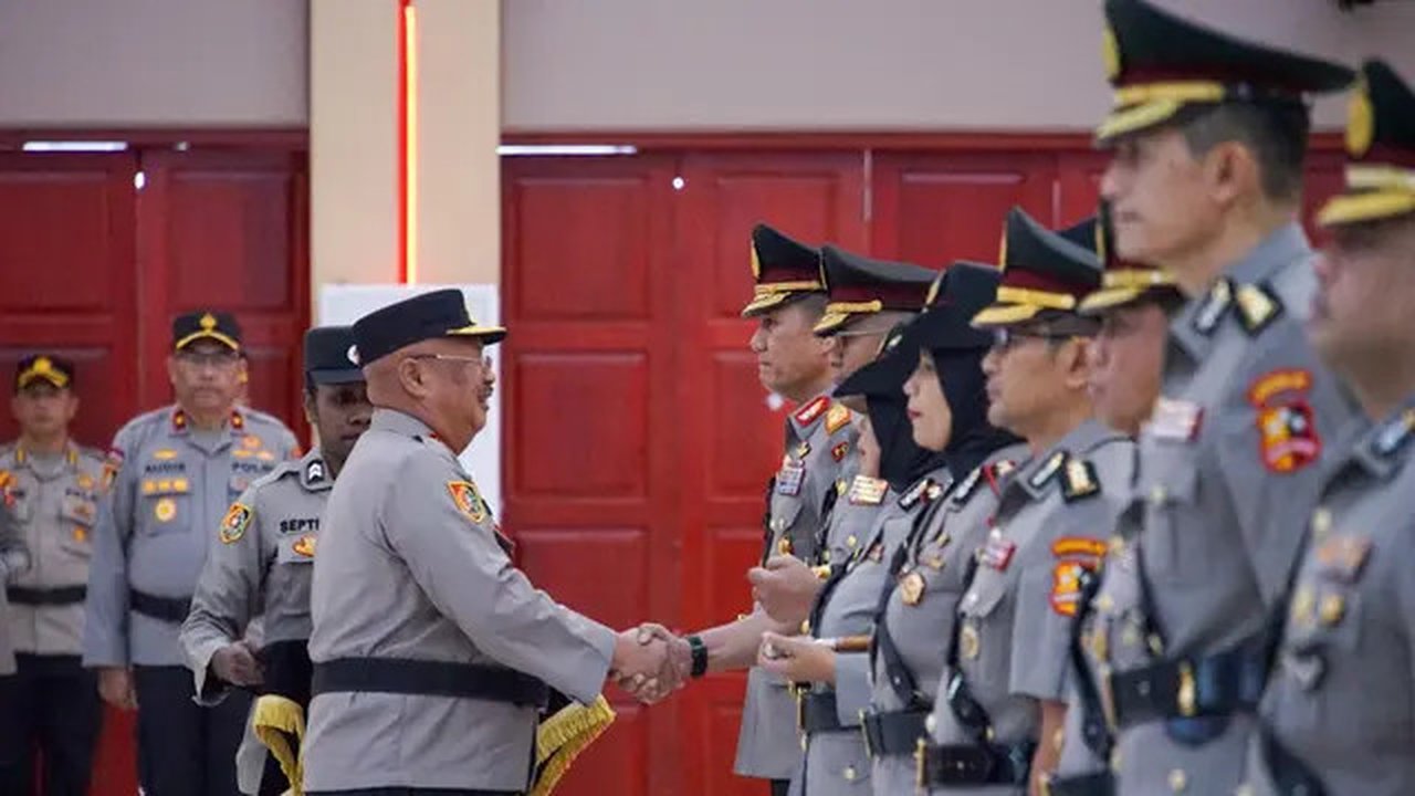 Kepala Lembaga Pendidikan dan Pelatihan (Kalemdiklat) Polri, Komjen Pol Prof Chryshnanda Dwilaksana, memimpin upacara serah terima jabatan (sertijab) sejumlah pejabat Polri yang dirotasi. (Is