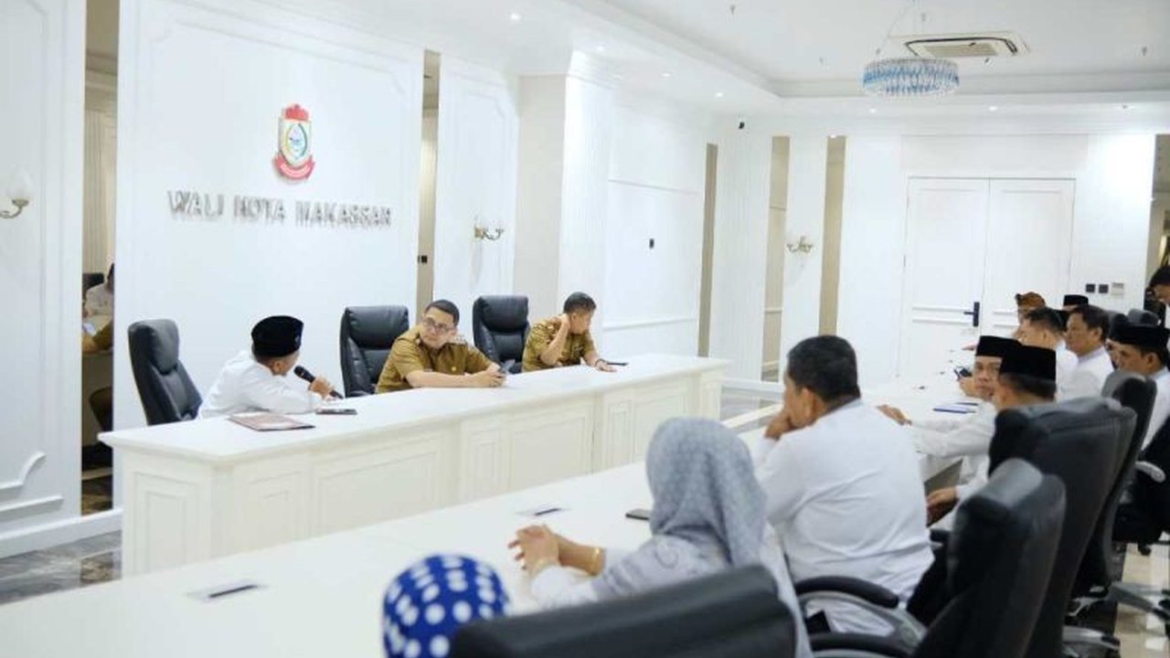 Pemkot Makassar memberikan hibah Rp1 miliar kepada FKUB Sulsel untuk mendukung program kerukunan umat beragama, guna menjaga harmoni dan toleransi di kota Makassar.