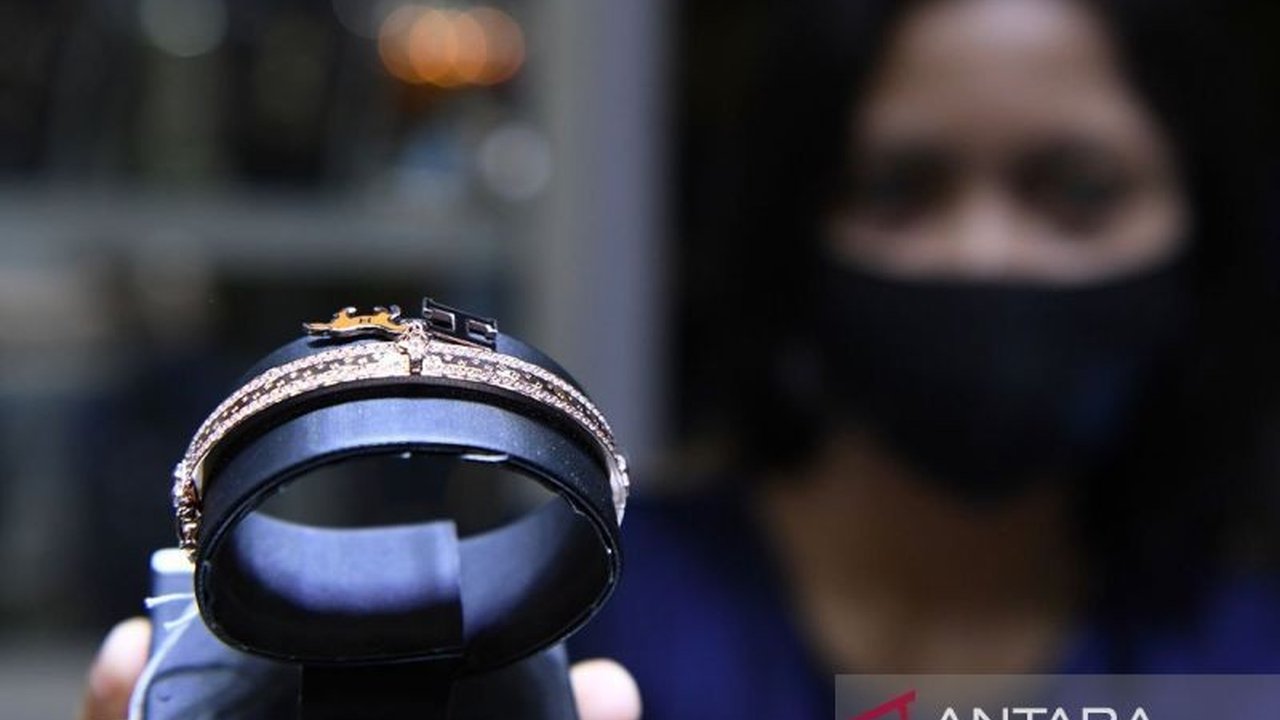 Harga emas Antam kembali meroket, naik Rp14.000 per gram dan mencapai Rp1.759.000, harga beli kembali juga meningkat.