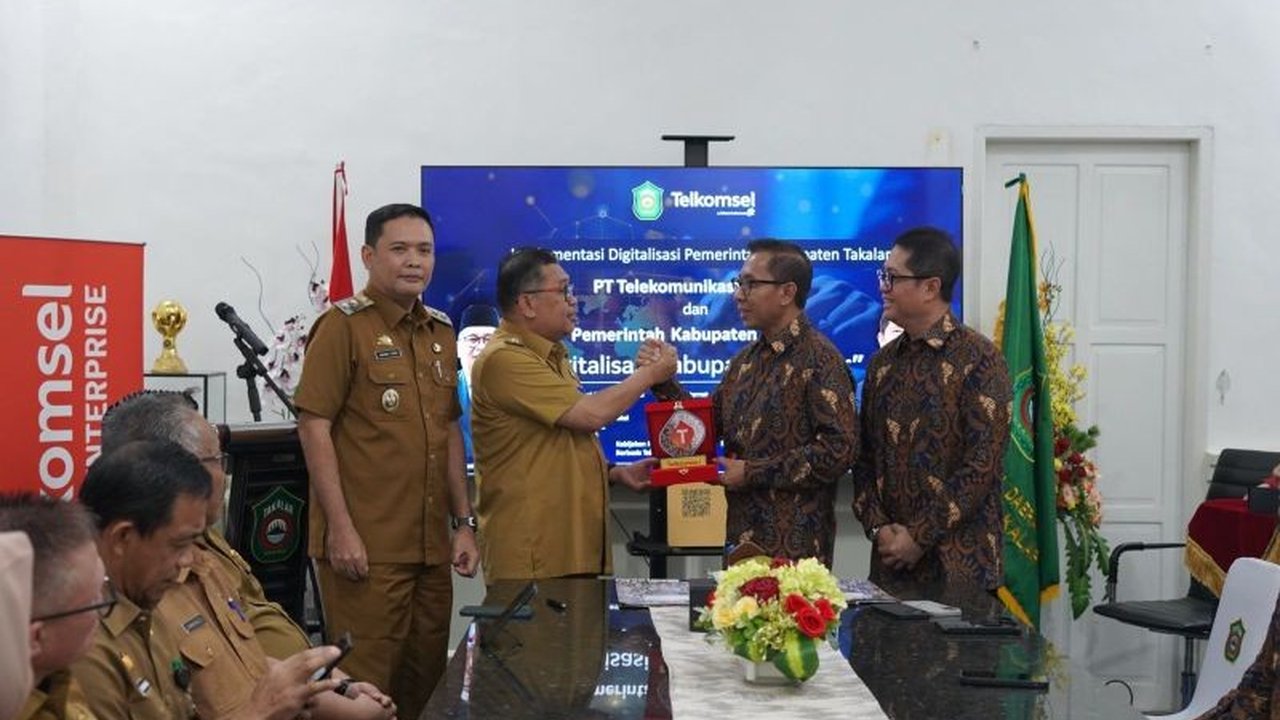 Telkomsel bermitra dengan Pemkab Takalar untuk mendigitalisasi layanan publik di 110 desa dan kelurahan, menjadikan Takalar sebagai kabupaten pertama di Indonesia yang terdigitalisasi penuh.