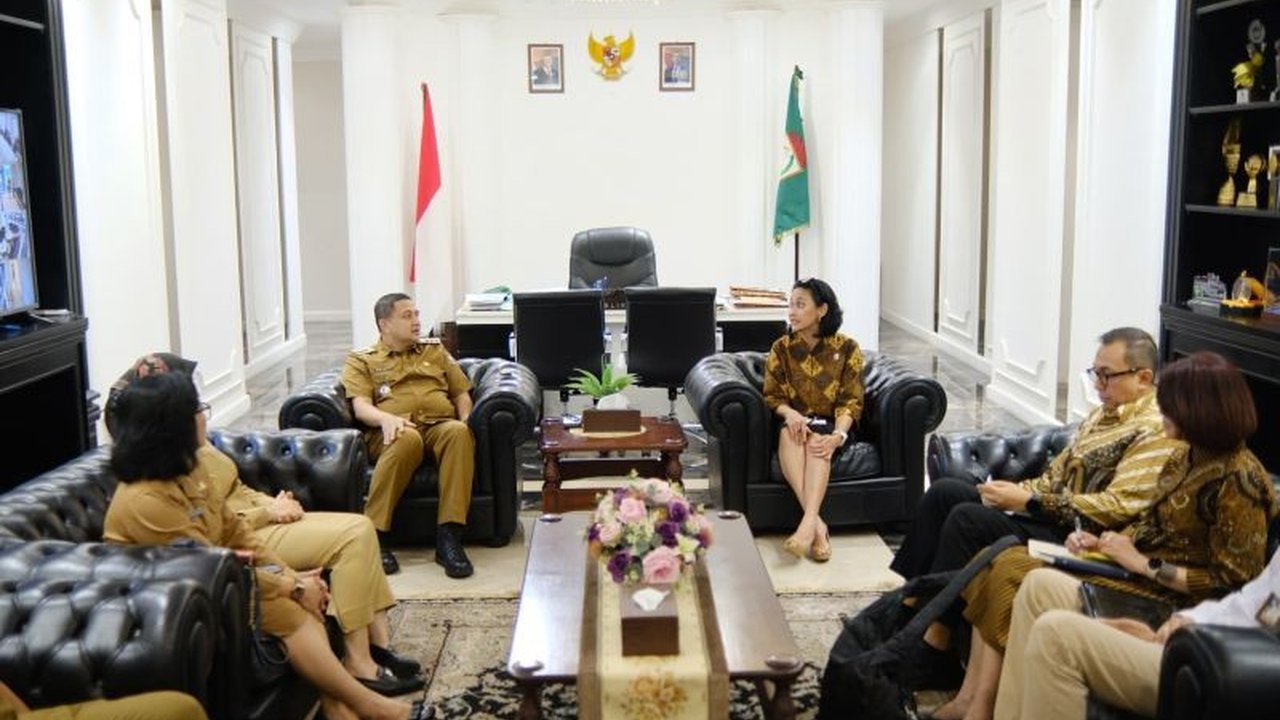 Wamen KP2MI dan Wali Kota Makassar berkolaborasi membuka peluang kerja bagi pekerja migran asal Makassar, memastikan proses imigrasi aman dan sesuai prosedur, serta memberikan pelatihan keterampilan.