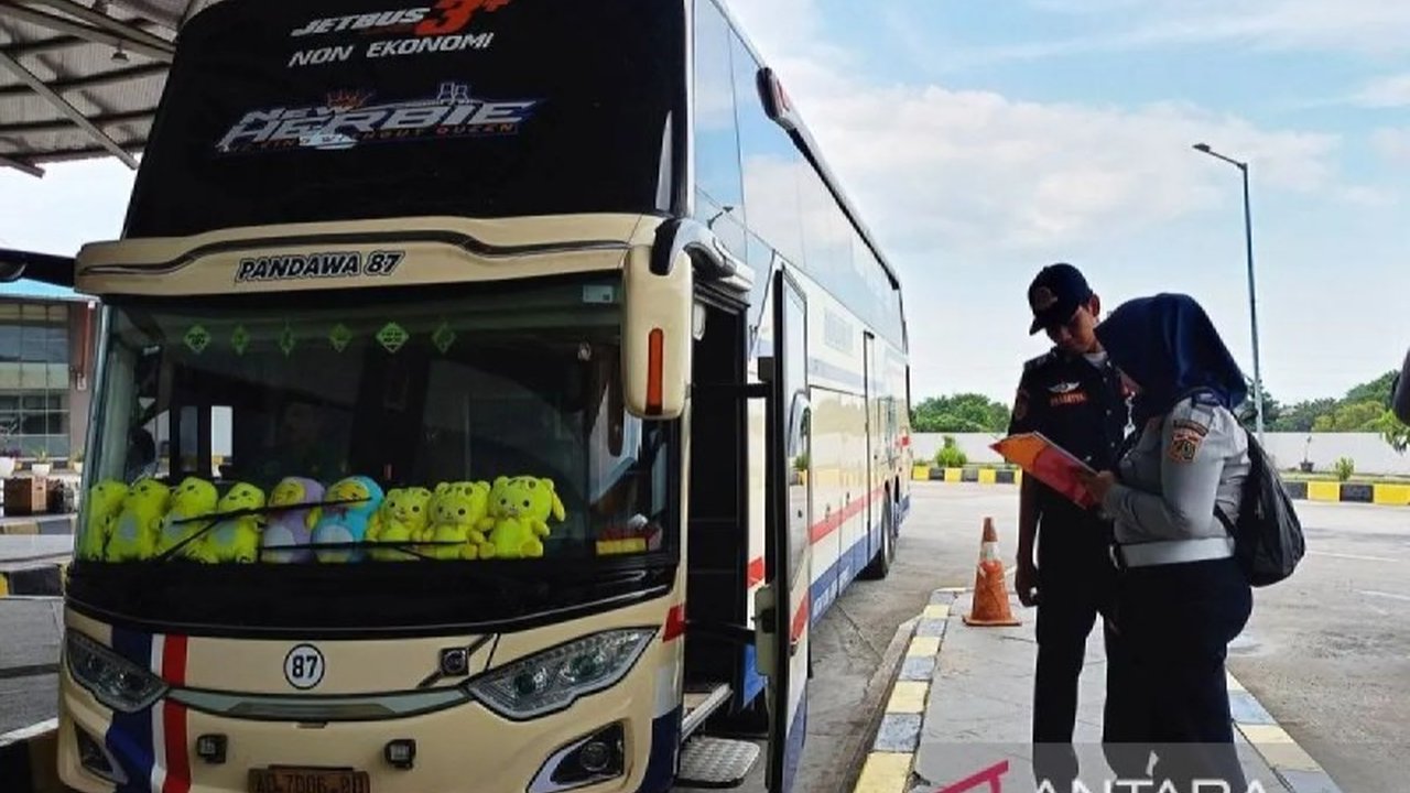 Dishub DKI Jakarta memprediksi peningkatan penumpang bus AKAP sebesar 8 persen selama Lebaran 2025, mencapai 295.987 orang di tujuh terminal, karena banyak yang menunda mudik di libur Natal dan Tahun Baru 2024.