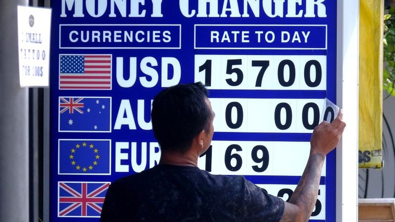 Nilai tukar rupiah terhadap dolar AS melemah pada perdagangan pagi ini, Rabu, 19 Maret 2024, tercatat Rp16.515 per dolar AS, penurunan 87 poin.