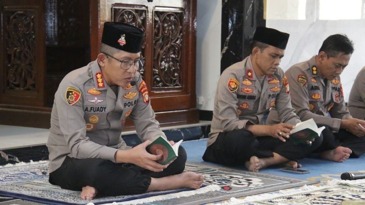 Polres Metro Jakarta Utara menggelar shalat gaib dan pembacaan Yasin untuk tiga personelnya yang gugur saat menggerebek judi sabung ayam di Lampung.