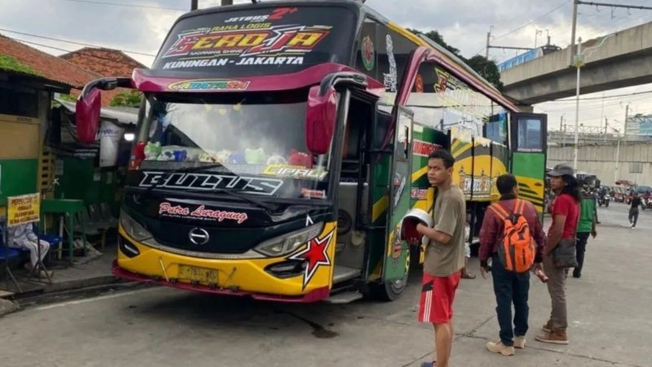 Terminal Lebak Bulus Jakarta Selatan menggelar pra-ramp check untuk memastikan kelaikan bus AKAP jelang mudik Lebaran 2025, demi keselamatan penumpang.