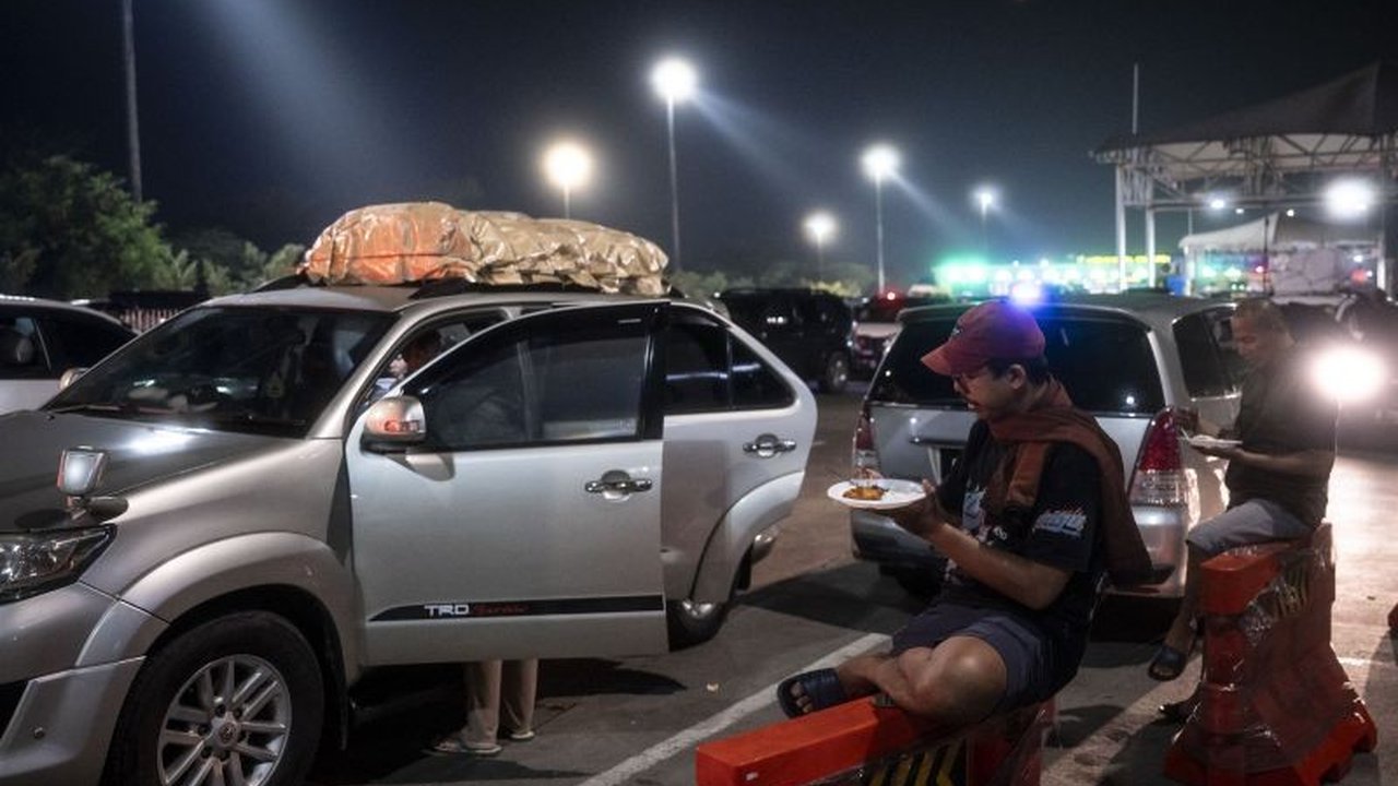 Dokter Luciana menyarankan persiapan bekal makanan sehat dan terjadwal untuk perjalanan mudik agar tetap bugar, dengan memperhatikan jenis makanan, kemasan, dan minuman yang dikonsumsi.