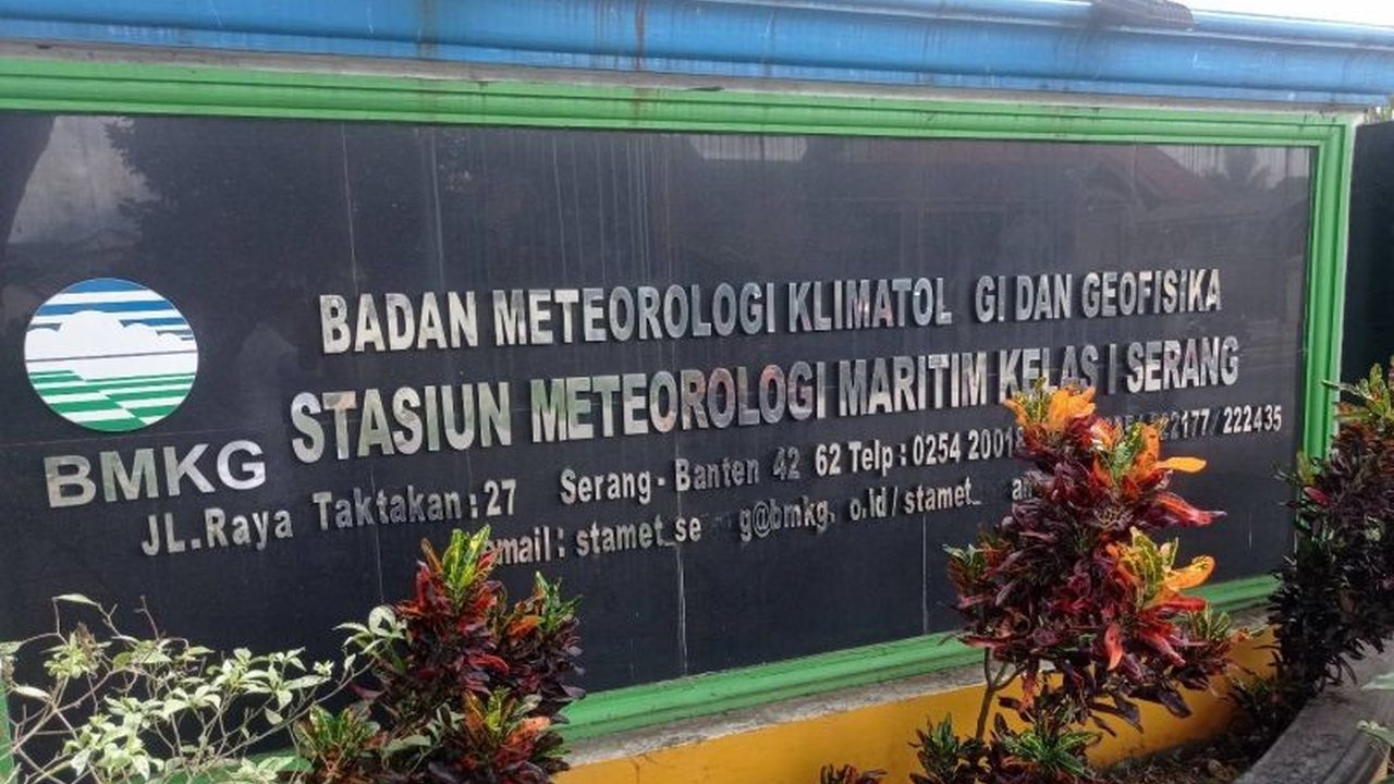 BMKG memperingatkan potensi hujan lebat disertai angin kencang dan petir di sejumlah wilayah Banten pada Rabu ini; masyarakat diimbau waspada.
