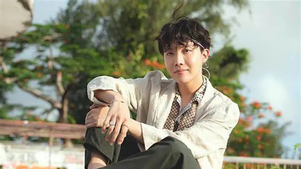 'HOPE ON THE STREET VOL.1', J-Hope berhasil menempati peringkat lima besar di billboard dengan Top Album Sales mengalahkan artis top dunia Taylor Swift. (sumber foto: th.bing.com)
