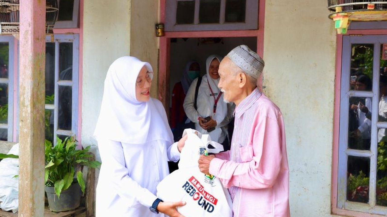 Bupati Banyuwangi, Ipuk Fiestiandani, meluncurkan program Tondo Welas untuk memastikan warga miskin memiliki dokumen kependudukan lengkap dan akses mudah ke layanan publik, termasuk pendidikan dan kesehatan.