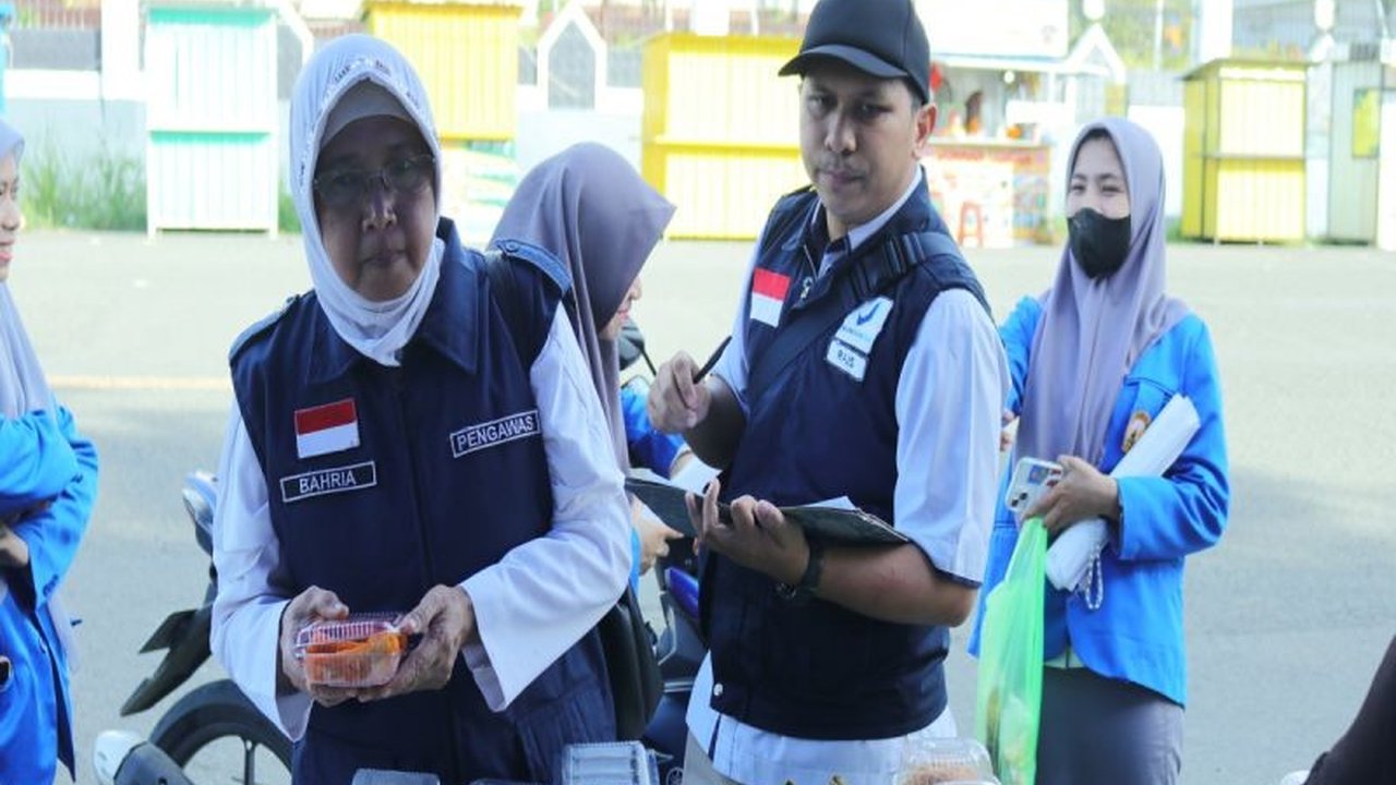 Balai Pengawas Obat dan Makanan (BPOM) Mamuju menemukan tujuh jenis pangan kadaluarsa dan 11 jenis pangan rusak di empat sarana distribusi, namun memastikan takjil Ramadhan aman dikonsumsi.