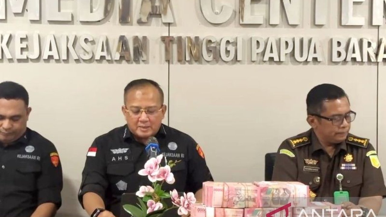 Kejati Papua Barat telah menerima pengembalian uang Rp2 miliar dari tersangka AYM terkait kasus korupsi proyek jalan Mogoy-Merdey, namun penyidikan terus berlanjut untuk mengungkap aliran dana dan aktor utama di baliknya.