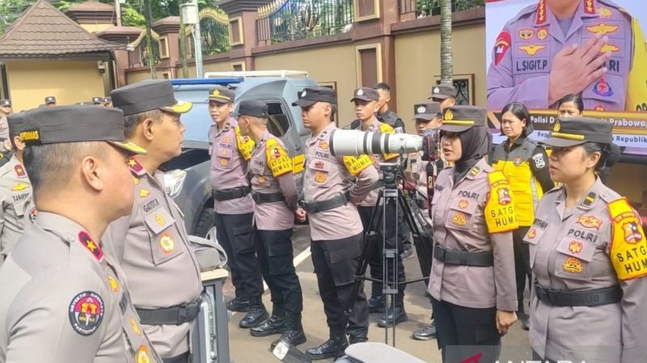 Divisi Humas Polri menggelar apel kesiapan untuk memastikan kesiapan personel dan perlengkapan dalam rangka Operasi Ketupat 2025 guna mengamankan arus mudik Lebaran.