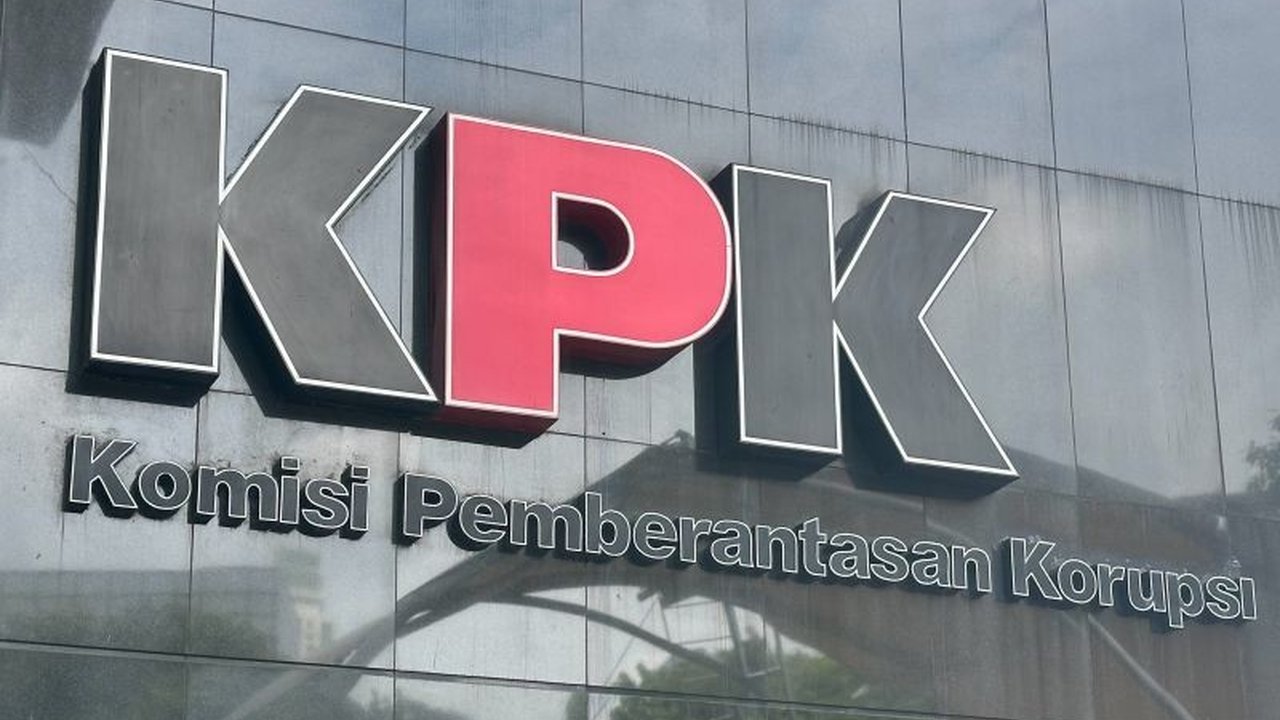 Andi Narogong, mantan terpidana kasus korupsi KTP-el, memenuhi panggilan KPK hari ini, Rabu, sementara proses ekstradisi Paulus Tannos, buron kasus yang sama, tengah dipercepat.