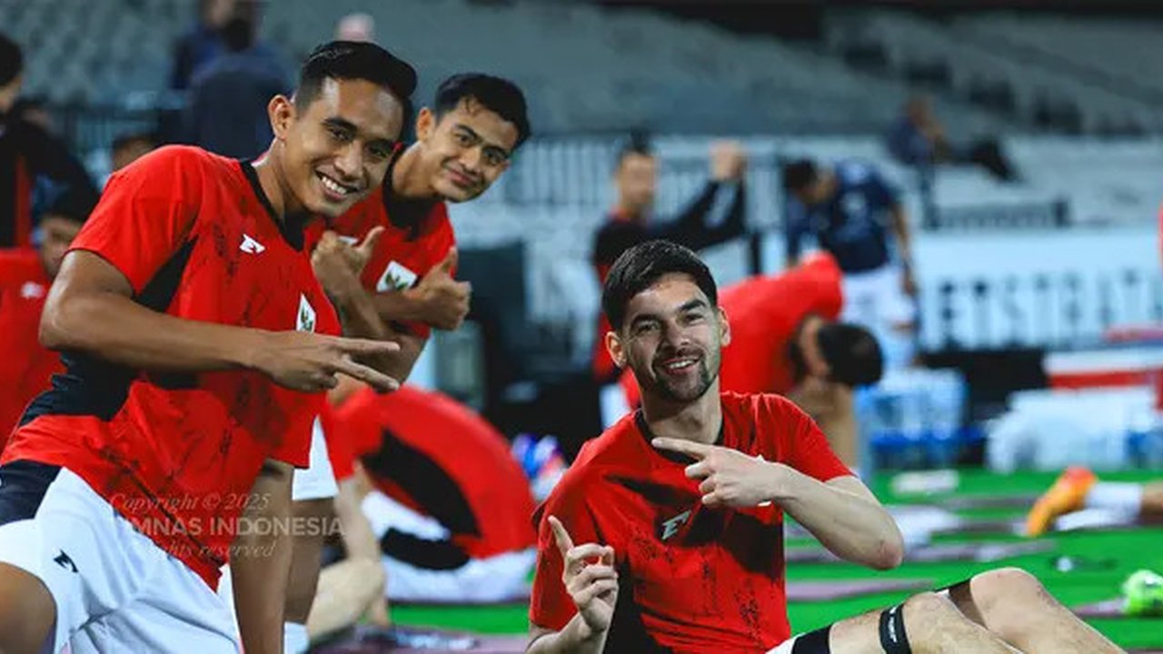 Tiga jagoan lini belakang Timnas Indonesia, Rizky Ridho, Pratama Arhan, dan Sandy Walsh mengikuti sesi latihan di Netstrata Jubilee, Sydney, Selasa (18/3/2025) malam jelang laga melawan Timna