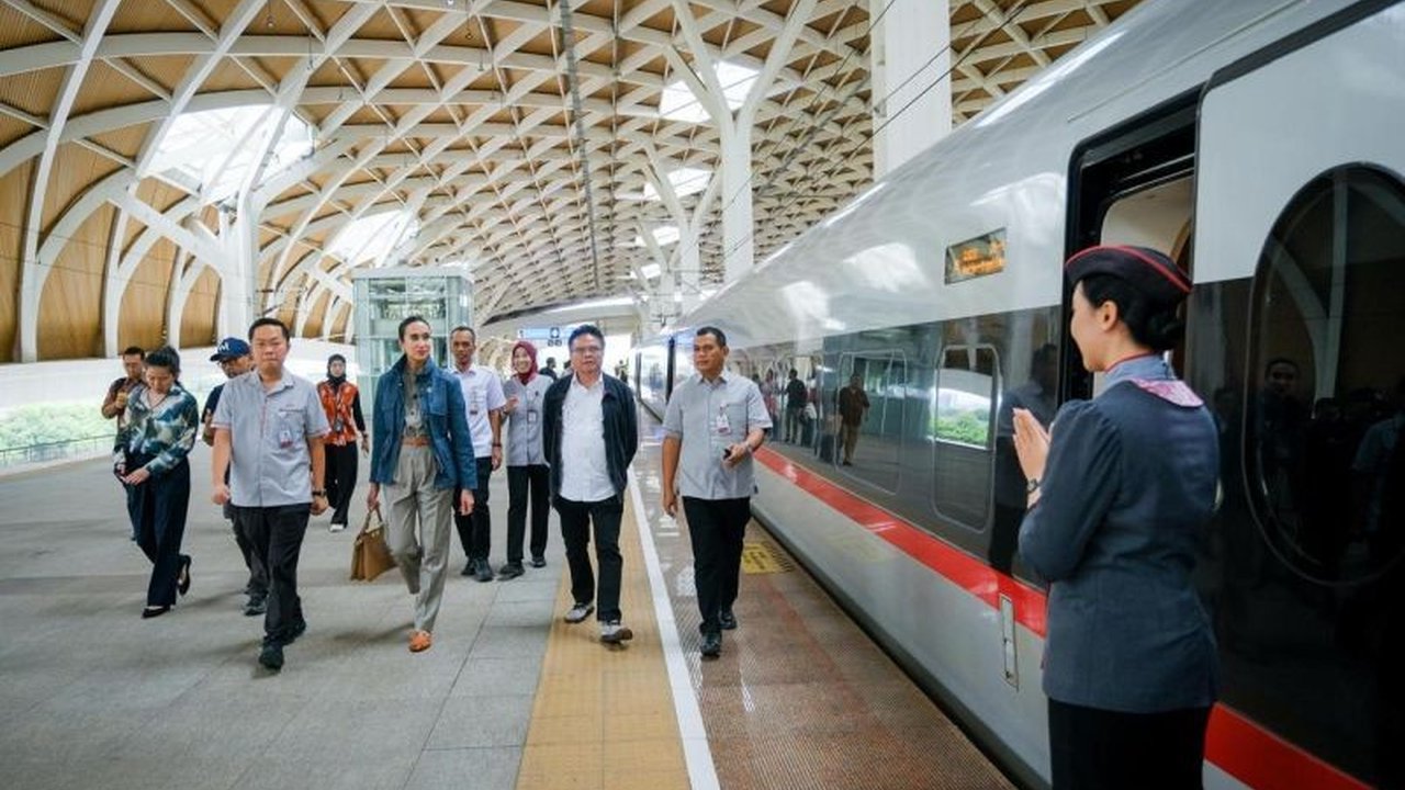 Menpar Widiyanti Putri Wardhana meminta PT KCIC memberikan pelayanan optimal untuk kereta cepat Whoosh selama mudik Lebaran 2025, dengan peningkatan jumlah perjalanan dan fasilitas.
