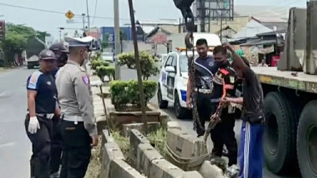 Jelang Lebaran 2025, 70 titik putar arah di jalur arteri Karawang ditutup untuk mencegah kemacetan, sementara jalur alternatif sepeda motor terus diperbaiki.