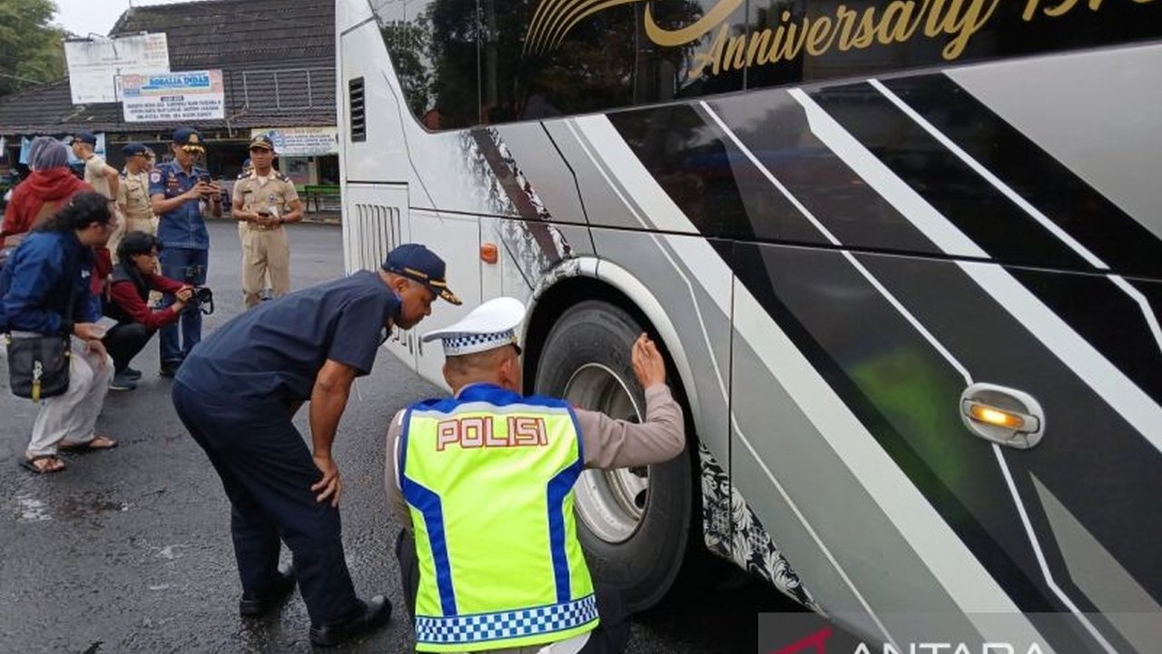 Satlantas Polres Temanggung gelar ramp check di Terminal Madureso jelang Lebaran, periksa kelaikan kendaraan dan kesehatan pengemudi untuk mencegah kecelakaan.