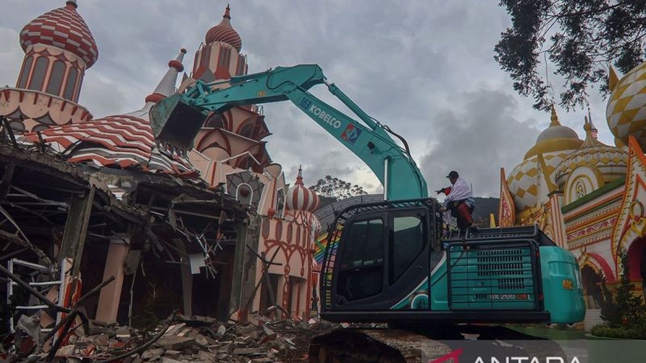 PTPN III akan membongkar tempat wisata ilegal di Gunung Mas, Bogor, yang telah mengokupasi 500 hektare lahan HGU dan melanggar aturan lingkungan, serta menerapkan langkah strategis untuk bisnis berkelanjutan.