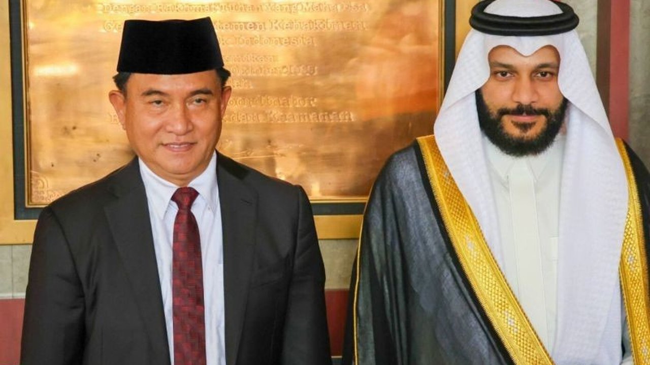 Menko Kumham RI Yusril Ihza Mahendra menerima kunjungan Imam Besar Arab Saudi Syeikh Abdurrahman Al Ausy di Jakarta, memperkuat hubungan keagamaan kedua negara dan menekankan pentingnya doa untuk pemimpin.
