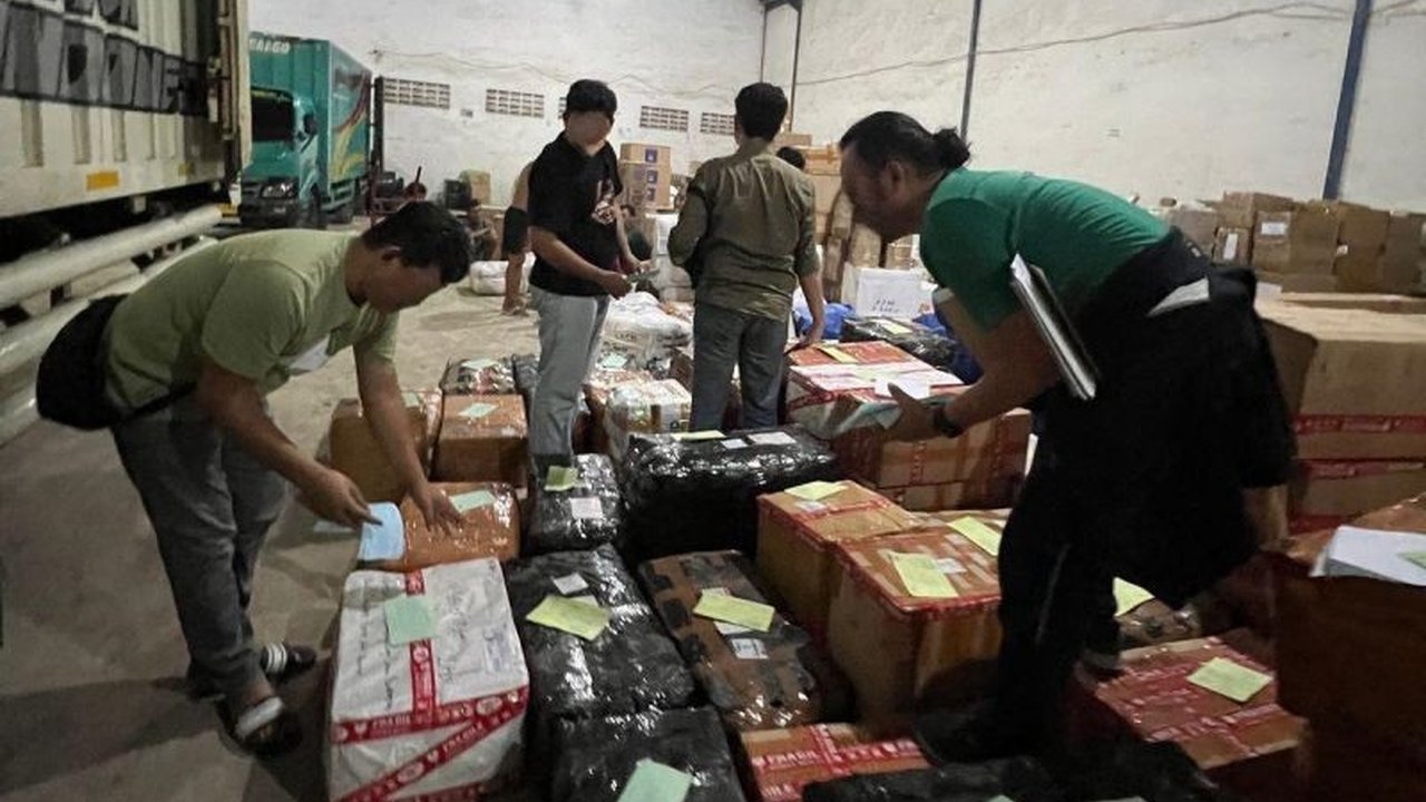 Bea Cukai Semarang menggagalkan peredaran 4.284 botol arak Bali ilegal tanpa pita cukai, berpotensi merugikan negara hingga ratusan juta rupiah.