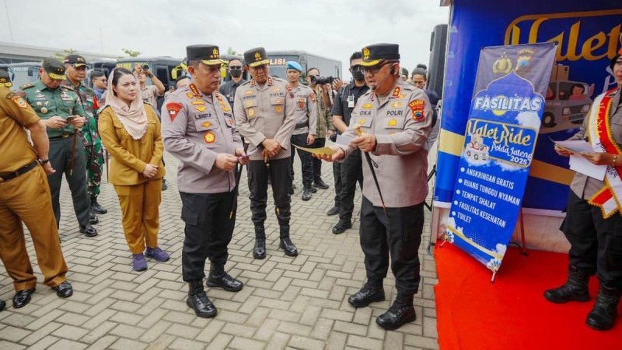 Kapolri Jenderal Listyo Sigit Prabowo meninjau kesiapan Program Valet dan Ride di Brebes, Jawa Tengah, yang menyediakan layanan gratis untuk pemudik sepeda motor selama tujuh hari menjelang Lebaran 2025.