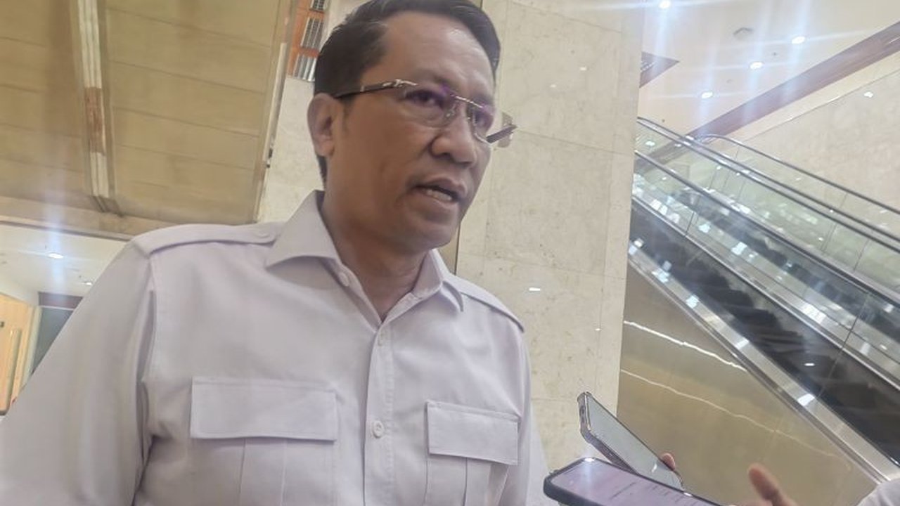 Menteri Hukum dan HAM (Menkumham) Supratman Andi Agtas melakukan audiensi dengan mahasiswa yang menolak revisi UU TNI, yang dikhawatirkan akan mengembalikan dwifungsi ABRI.