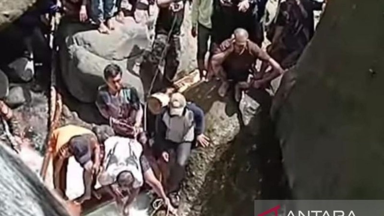 Petugas gabungan berhasil menemukan jasad Handi (40), pekerja pabrik kayu yang hanyut di Sungai Leuwi Ciojong, Cianjur, setelah pencarian selama dua hari.
