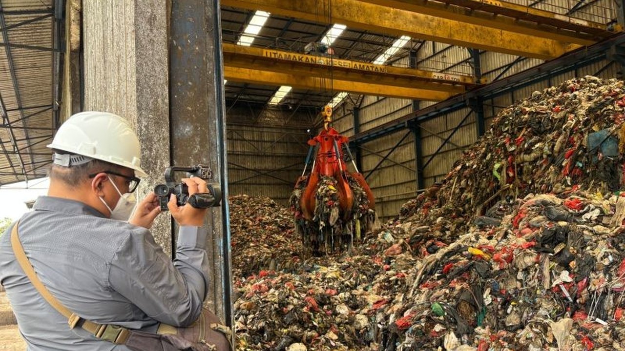 Menteri PPN/Kepala Bappenas Pratikno menekankan pentingnya pengelolaan sampah untuk mengurangi risiko kesehatan dan bencana, terutama banjir, dengan mengapresiasi upaya Jakarta dan mendorong pengembangan PLTSa.