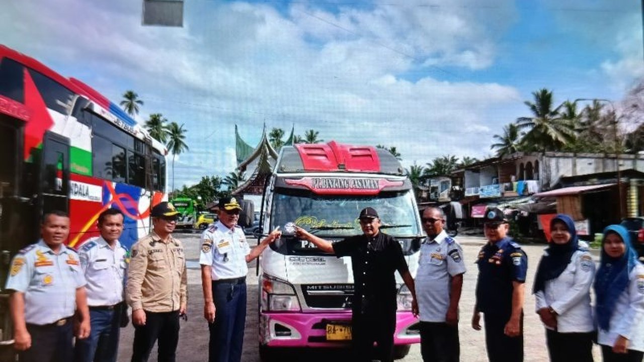 Dinas Perhubungan Pasaman Barat cek kelaikan 18 bus di Terminal Simpang Empat untuk memastikan keselamatan pemudik Lebaran, beberapa bus ditemukan tak laik jalan.