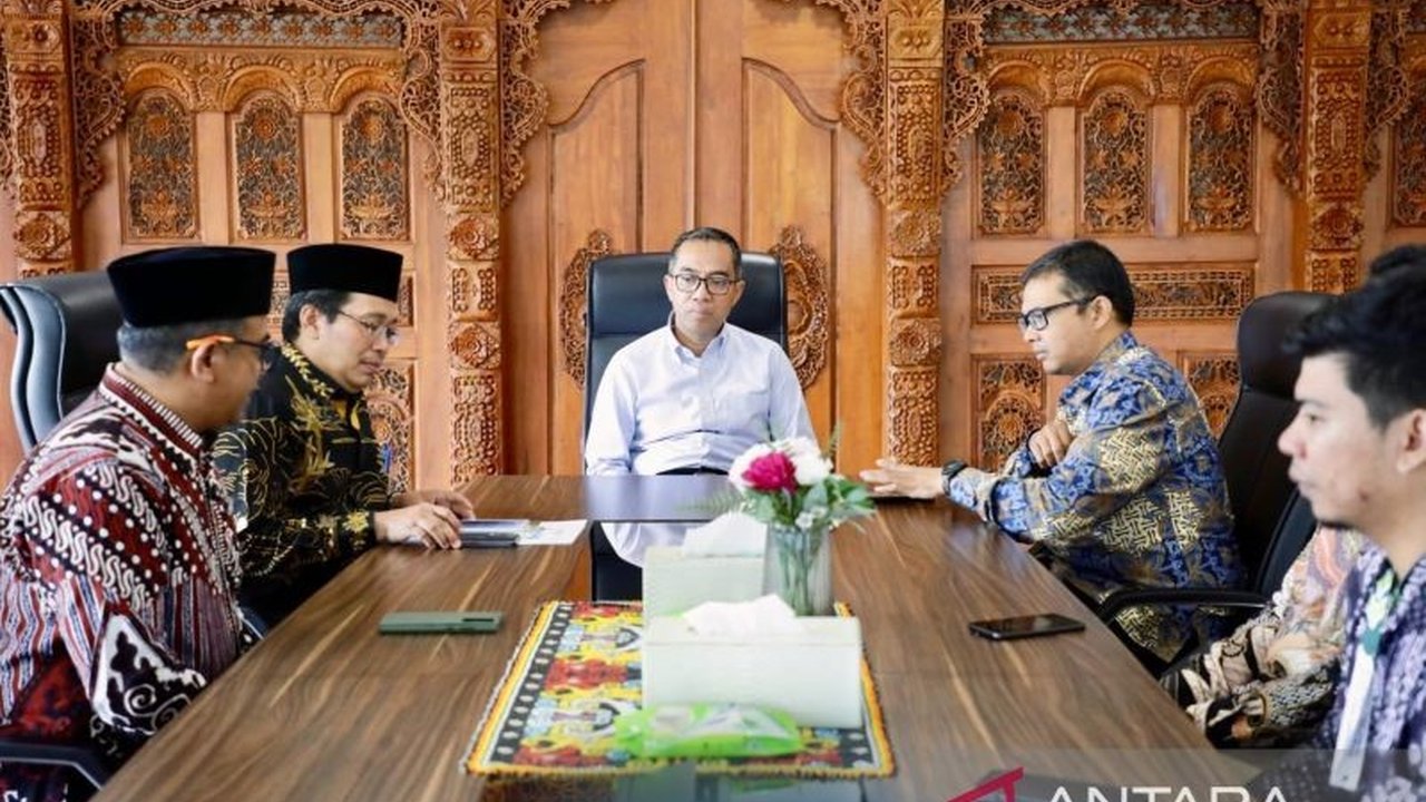 Kemendikbudristek dan Forum Zakat berkolaborasi meluncurkan program Beasiswa Indonesia Zakat untuk membantu mahasiswa kurang mampu mengakses pendidikan tinggi berkualitas.